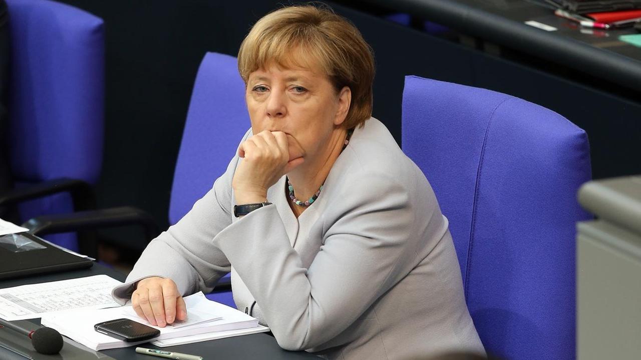 Bundeskanzlerin Angela Merkel (CDU) verfolgt am 08.09.2016 während der Fortsetzung der Haushaltswoche des Deutschen Bundestages in Berlin die Rede von Bundeswirtschaftsminister Sigmar Gabriel (SPD).