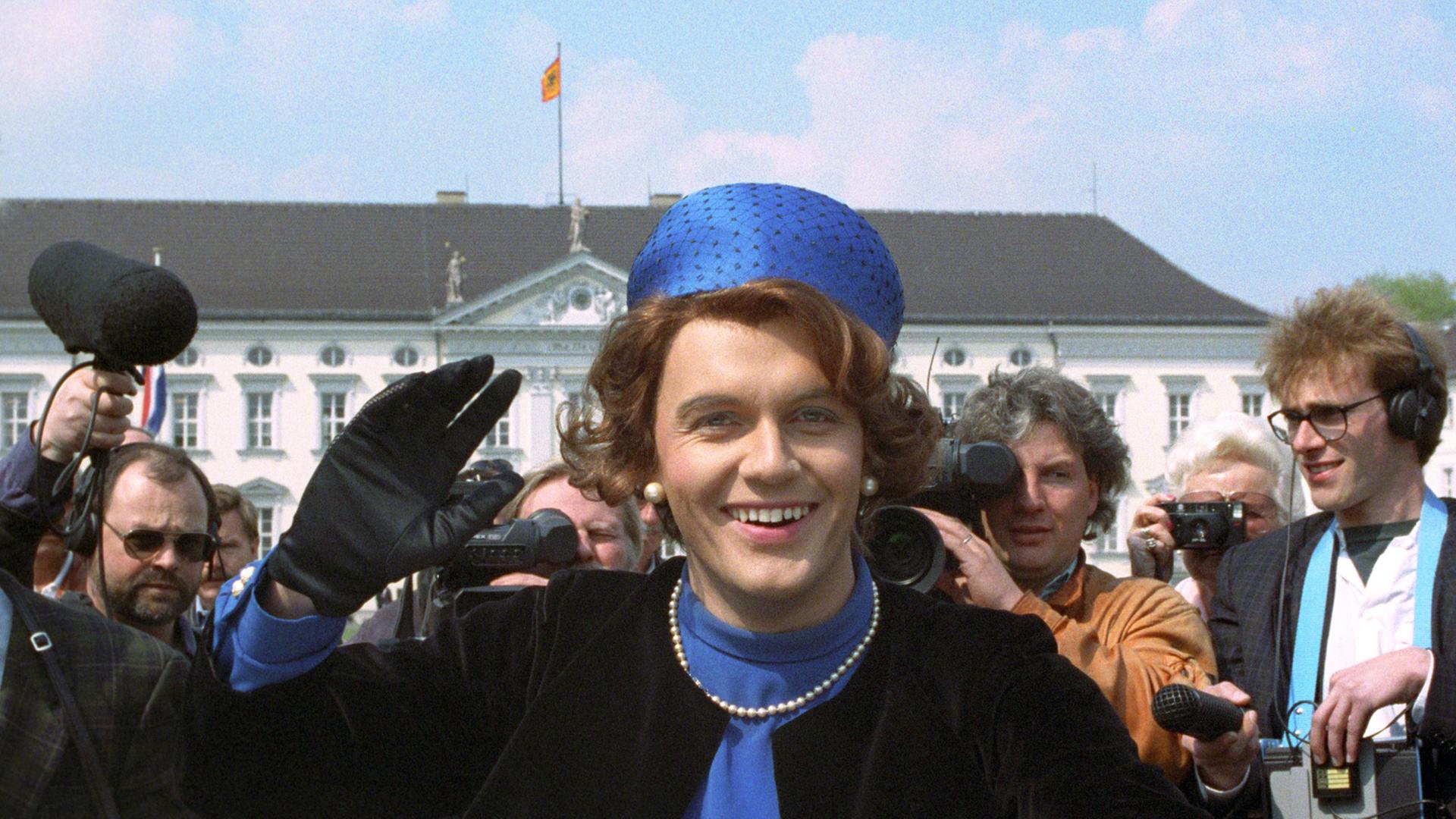 Hape Kerkeling bei seinem legendären Auftritt als Königin Beatrix der Niederlande vor dem Schloss Bellevue.