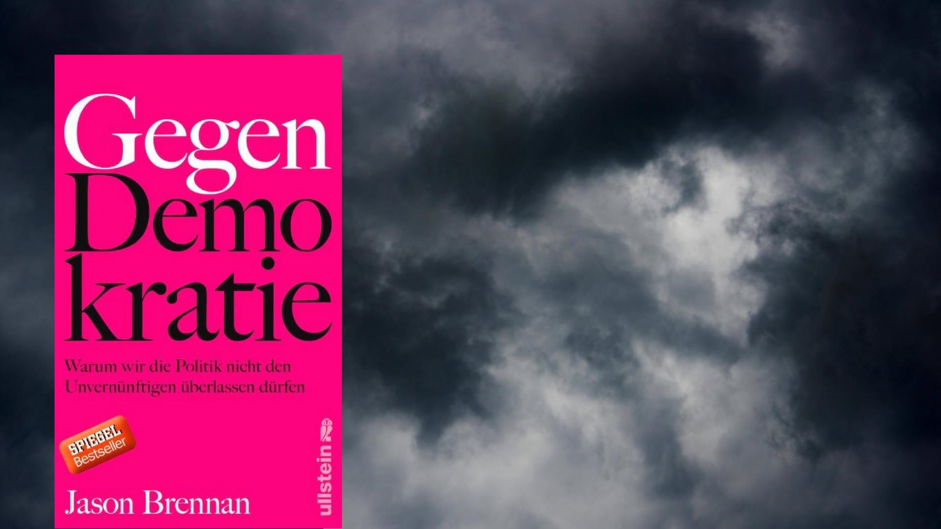 Im Vordergrund das Cover zu Jason Brennans "Gegen Demokratie", im Hintergrund dunkle Wolken.
