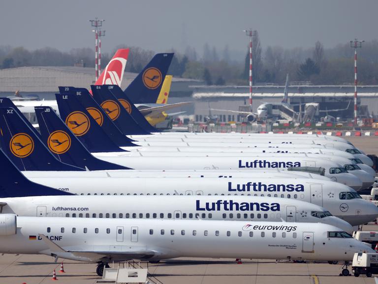 Flugzeuge der Lufthansa auf dem Flughafen in Düsseldorf