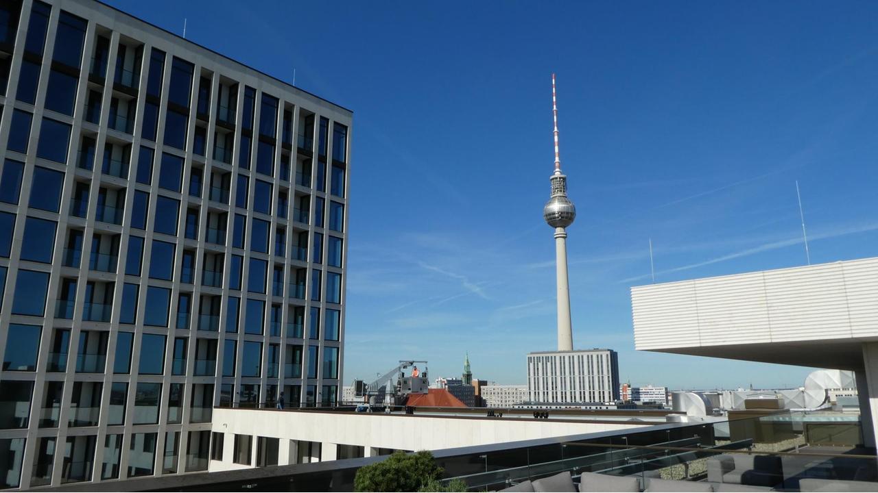 Der Wohnturm Grandaire nahe dem Alexanderplatz, mit Blick auf den Fernsehturm
