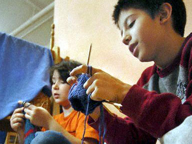 Jungs stricken in einer Waldorf-Schule in Chikago Jungs stricken in einer Waldorf-Schule in Chikago
