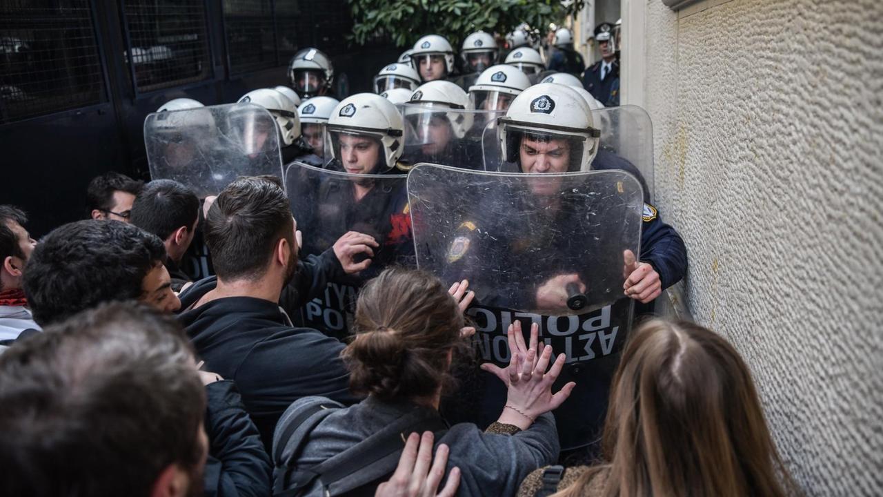 Demonstranten und Polizisten bei einer handgreiflichen Auseinandersetzung vor einem Notarbüro in Athen, wo elektronische Versteigerungen von Häusern vorgenommen werden sollten