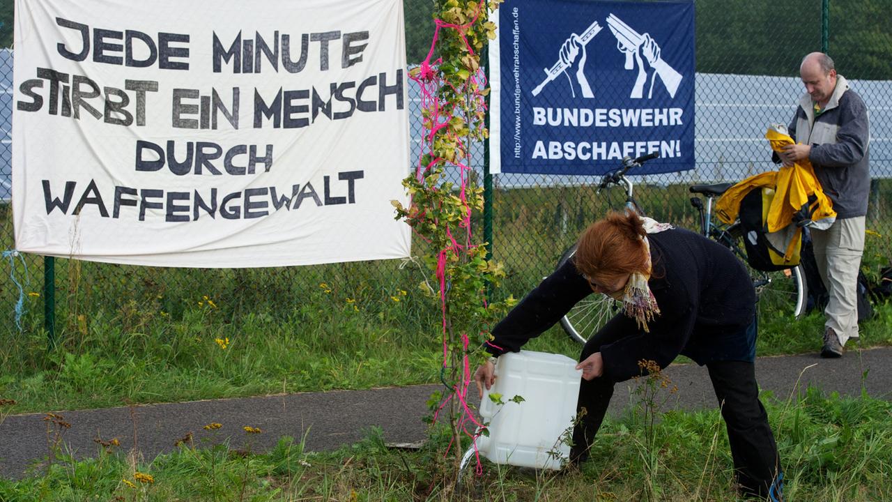 Die Bürgerinitiative Offene Heide protestiert unter anderem mit dem Pflanzen einer Ulme am 15.09.2012 nahe des Truppenübungsplatzes in der Colbitz-Letzlinger Heide gegen dessen Ausbau.