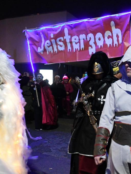 Teilnehmer des Kölner Geisterzugs, "Jeisterzoch", ziehen am 25. 2. 2017 in Köln durch die Straßen
