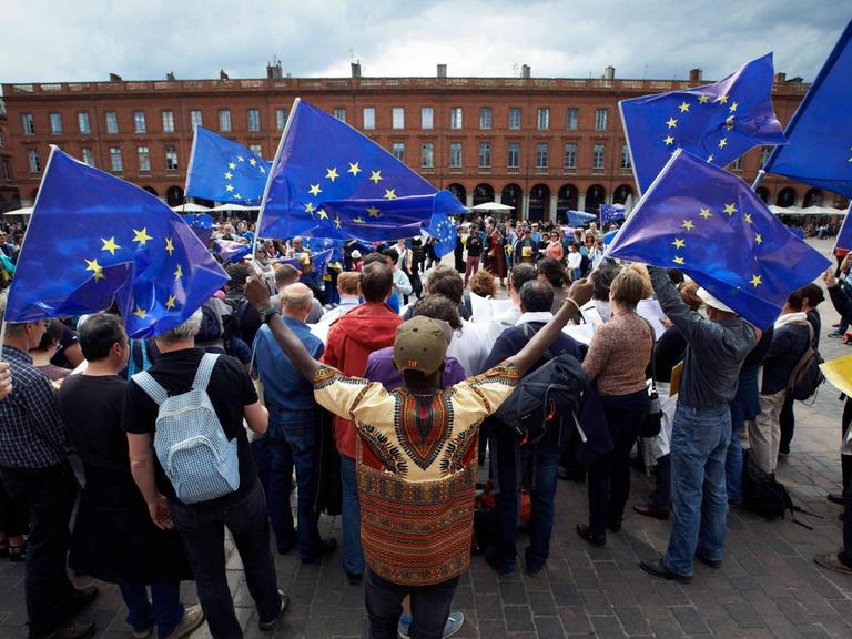Bei einer Kundgebung im französischen Toulouse schwenken pro-europäische Aktivisten EU-Flaggen.