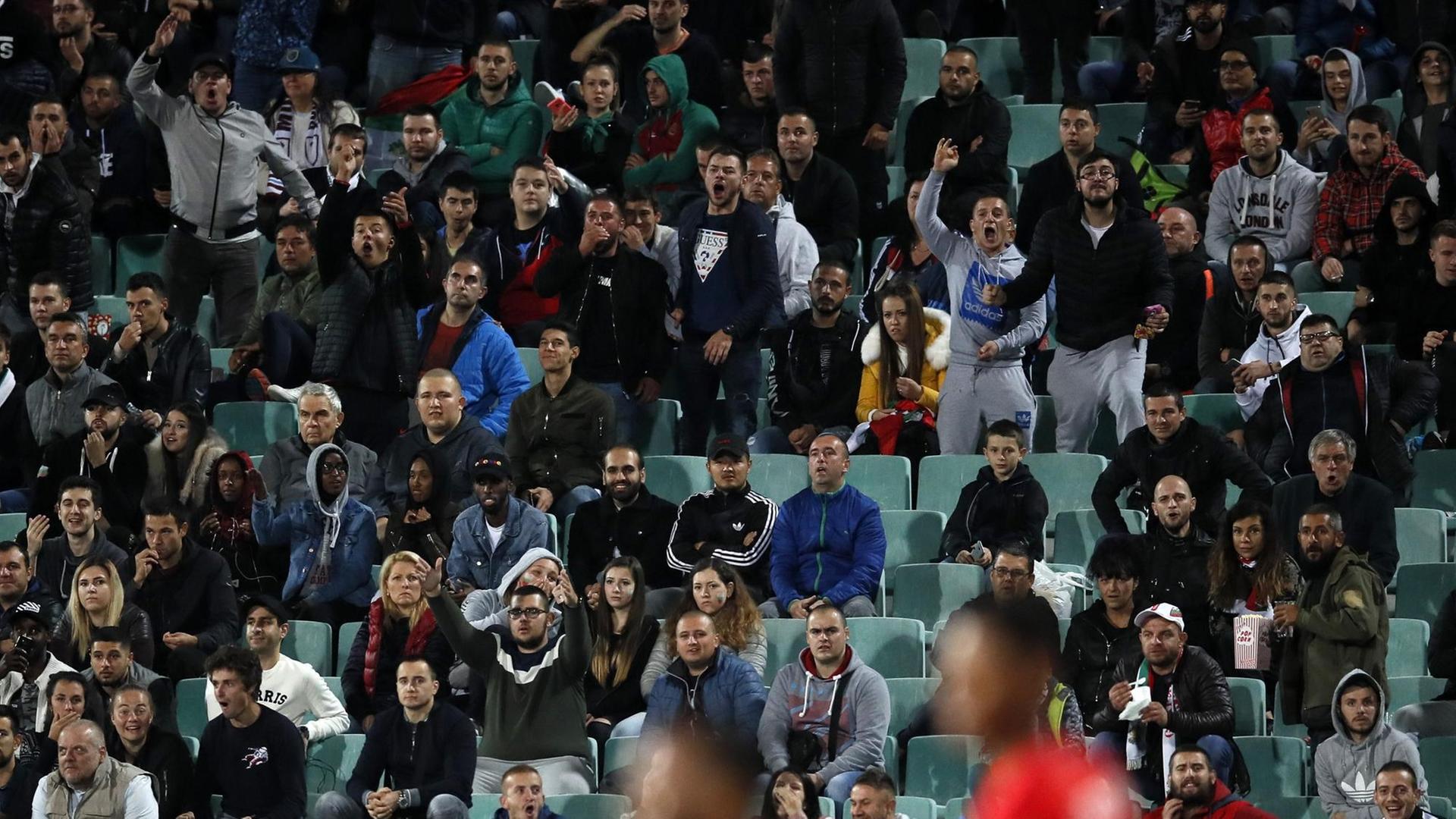 Bulgarische Fußballfans rufen rassistische Sprüche während des Qualifikationsspiels gegen England in Sofia.
