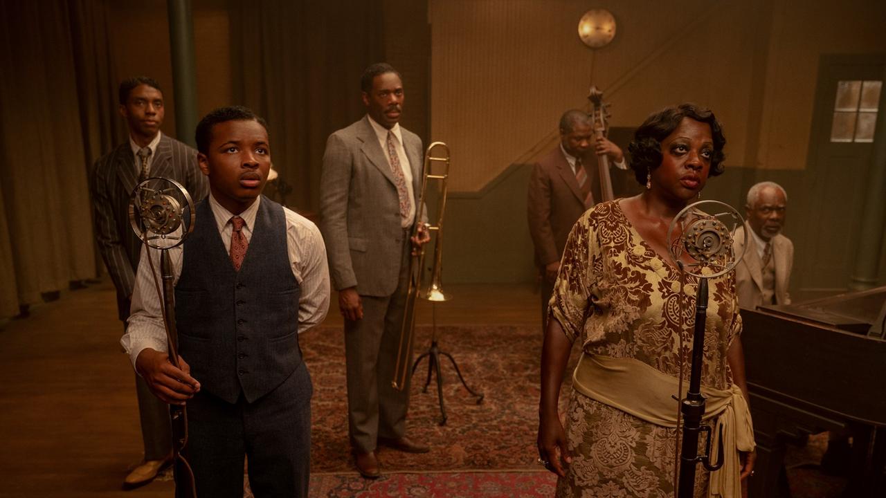 Filmszene aus Ma Rainey's Black Bottom (2020): Von links nach rechts sind bei einer Probe zu sehen: Chadwick Boseman ("Levee"), Dusan Brown ("Sylvester"), Colman Domingo ("Cutler"), Michael Potts ("Slow Drag"), Viola Davis ("Ma Rainey"), Glynn Turman ("Toldeo").