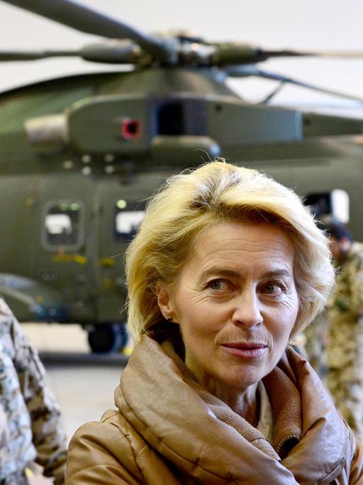 Bundesverteidigungsministerin Ursula von der Leyen begrüßt deutsche Helikopter-Piloten im Camp Marmal, Mazar-i-Scharif.