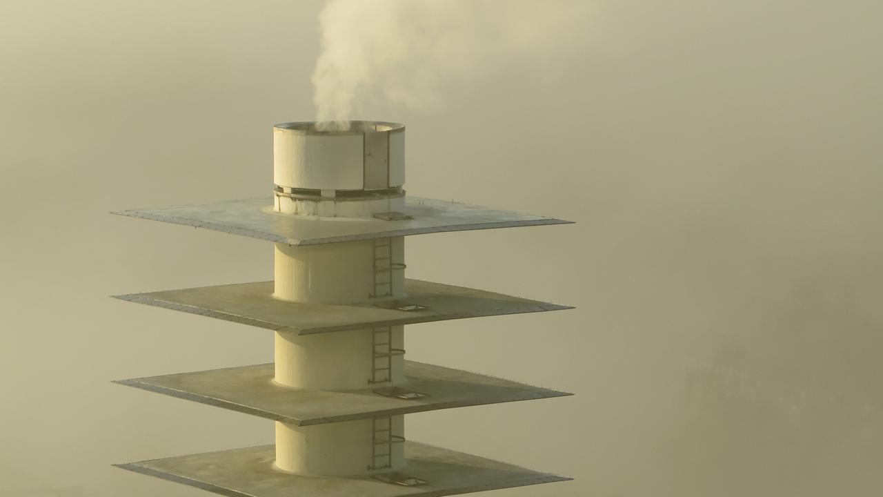 Aus einem Turm entweicht Rauch/Wasserdampf