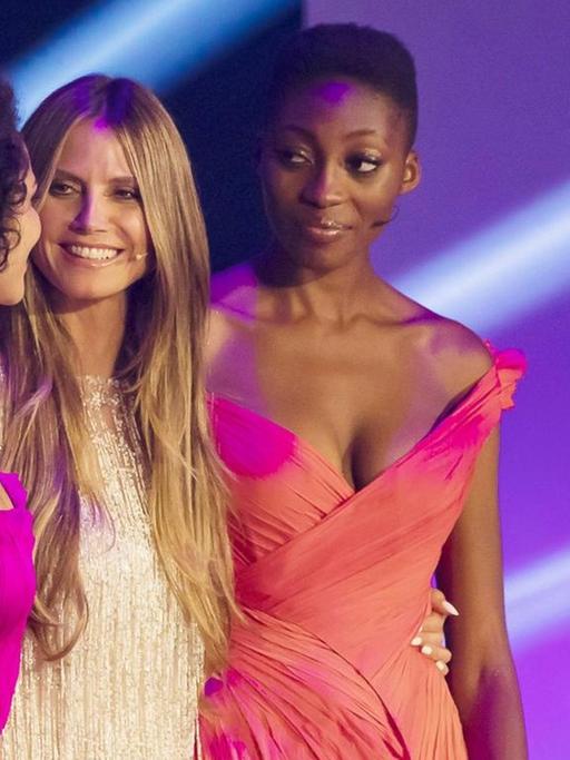 Julianna Townsend, Heidi Klum und Oluwatoniloba Dreher Adenuga beim Finale von Germany s Next Topmodel im Mai 2018