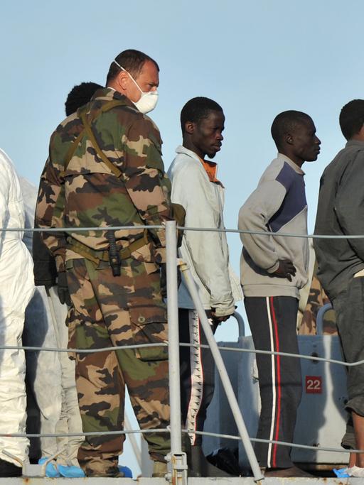 Migranten an Bord des französischen Militärschiffs "Birot" im Hafen von Crotone. Am Wochenende wurden mehr als 5.800 Flüchtlinge aus Seenot im Mittelmeer gerettet.
