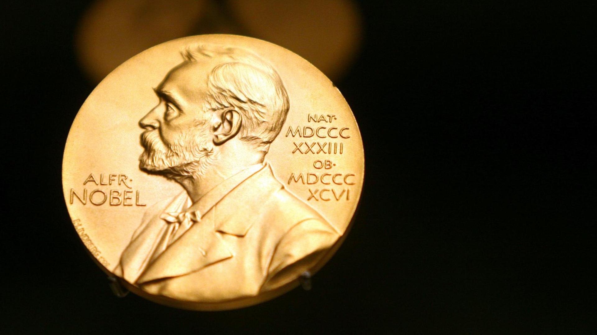 Eine Medaille mit dem Konterfei von Alfred Nobel.