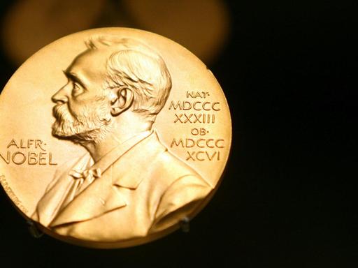 Eine Medaille mit dem Konterfei von Alfred Nobel.