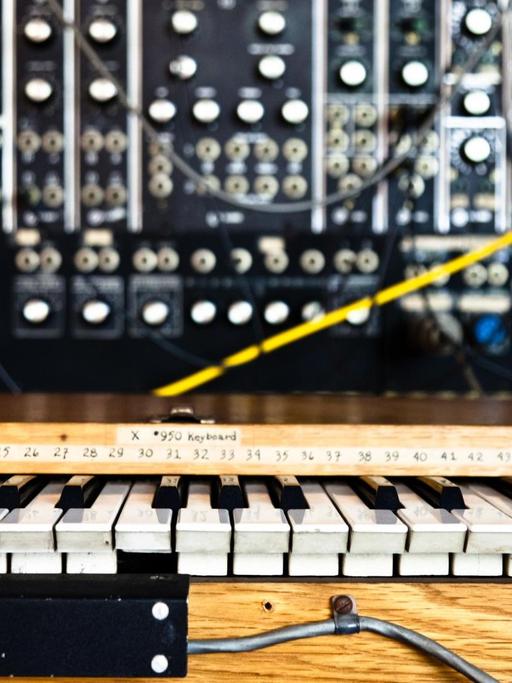 Der modulare Moog des amerikanischen Erfinders Bob Moog stammt aus den 1960er Jahren und gilt als das erste ernst zu nehmende elektronische Gerät zum Erzeugen synthetischer Klänge.