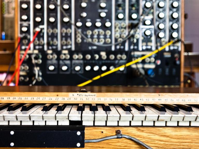 Der modulare Moog des amerikanischen Erfinders Bob Moog stammt aus den 1960er Jahren und gilt als das erste ernst zu nehmende elektronische Gerät zum Erzeugen synthetischer Klänge.