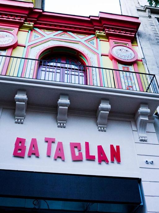 Das Konzerthaus Bataclan im XI. Arrondissement am 50 Boulevard Voltaire, Paris. Am 13. November 2015 wurden im Zuge einer Terroranschlagserie in Paris hunderte Konzertbesucher im Konzertsaal des Bataclan von drei schwer bewaffneten Terroristen als Geiseln genommen und 89 getötet.