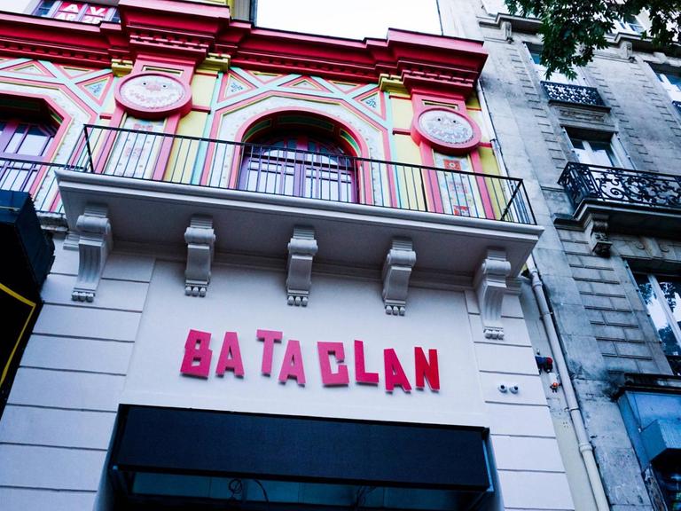Das Konzerthaus Bataclan im XI. Arrondissement am 50 Boulevard Voltaire, Paris. Am 13. November 2015 wurden im Zuge einer Terroranschlagserie in Paris hunderte Konzertbesucher im Konzertsaal des Bataclan von drei schwer bewaffneten Terroristen als Geiseln genommen und 89 getötet.