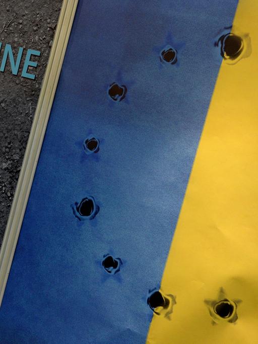 Ein Stand auf der Leipziger Buchmesse zeigt die ukrainische Fahne durchlöchert von Schüssen - in Form der Europasterne.