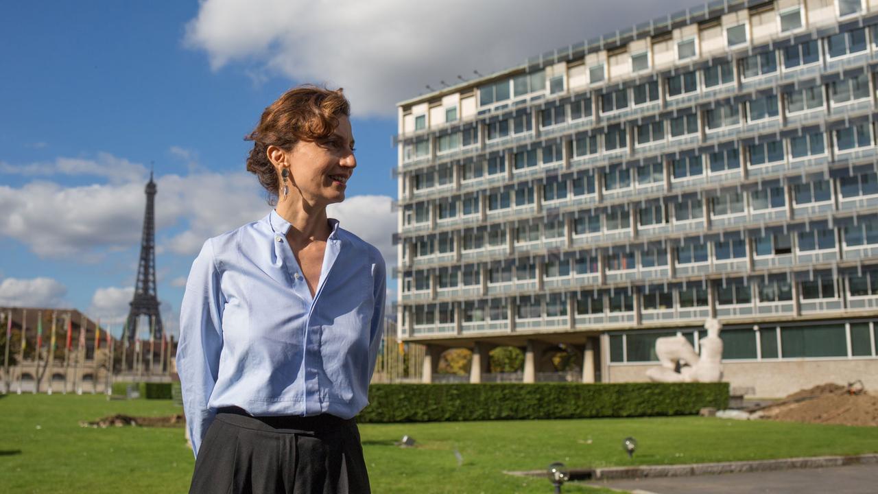 Audrey Azoulay vor dem Hauptgebäude der UNESCO in Paris.