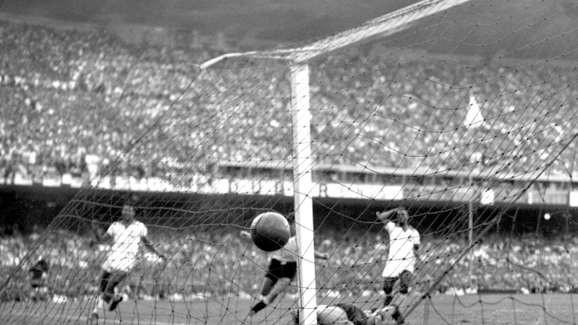 Uruguays Ghiggia erzielt im WM-Finale 1950 den 2:1-Siegtreffer gegen Brasilien.