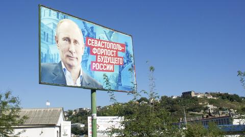 "Sewastopol – Vorposten der russischen Zukunft" steht auf einem großen Plakat auf der Krim, auf dem auch Putin zu sehen ist.