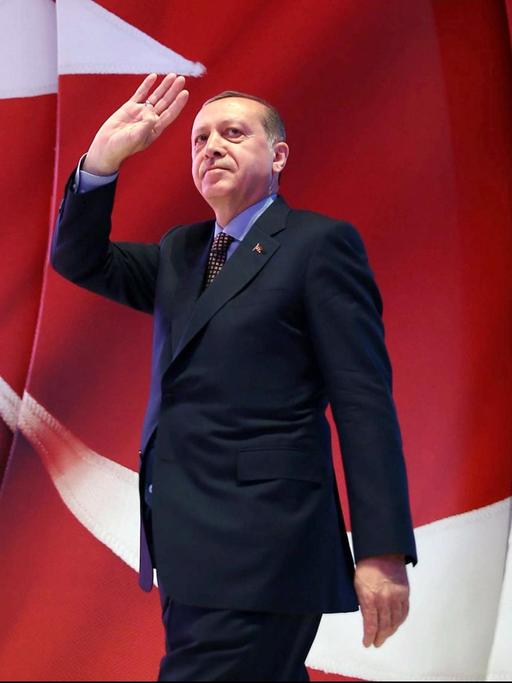 Der türkische Präsident Recep Tayyip Erdogan spricht auf einer Kundgebung in Istanbul zu Unterstützern.
