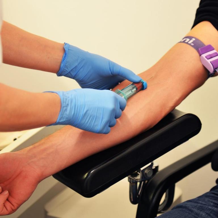 Einem Patienten wird Blut abgenommen