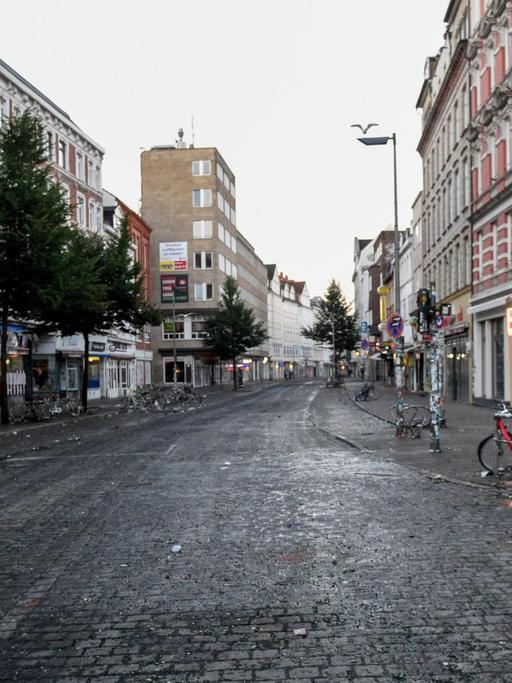 Das Schulterblatt, die zentrale Straße im Schanzenviertel ist am 09.07.2017 in Hamburg vollkommen menschenleer.Am 07. und 08. Juli kamen in der Hansestadt die Regierungschefs der führenden Industrienationen zum G20-Gipfel zusammen. In der Nacht zum 08.07 eskalierten die Proteste im Schanzenviertel, die Polizei ging mit einem massiven Aufgebot gegen Randalierer vor. In der Nacht zum 09.07 kam es zu erneuten Auseinandersetzungen.
