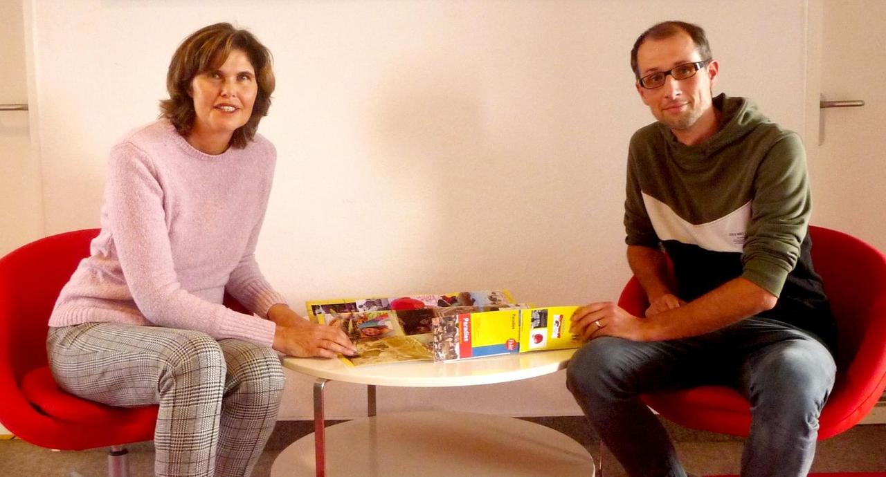 Ursula Flecken (l.) und Jan Kaiser von der Planergemeinschaft, eine Genossenschaft mit Sitz in Berlin, sitzen auf zwei Sesseln an einem runden Tisch, auf dem ein Stadtplan liegt.