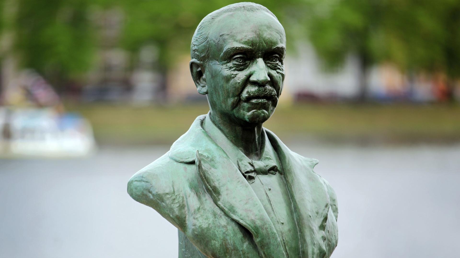 Der Nachguss der Bronzebüste des Archäologen Heinrich Schliemann (1822-1890) ist am Mittwoch, dem 9.5.2012 am Pfaffenteich in Schwerin zu sehen. Die Skulptur, die seit 1895 weitgehend unbehelligt im Stadtzentrum stand, war Ende August 2011 von Buntmetall-Dieben gestohlen worden.