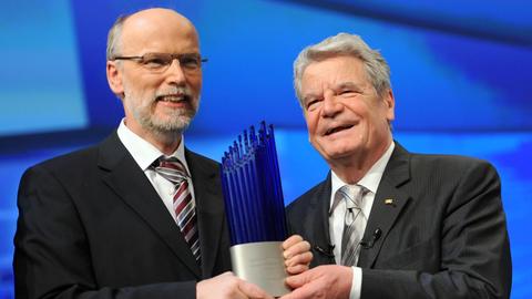 Joachim Gauck übergibt 2012 das Objekt der Begierde an den Physiker Birger Kollmeier