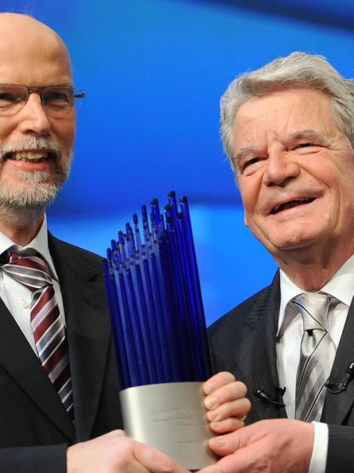 Joachim Gauck übergibt 2012 das Objekt der Begierde an den Physiker Birger Kollmeier