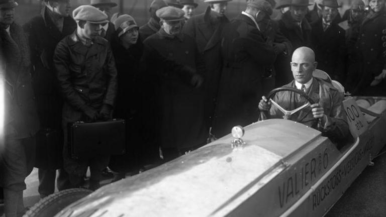 Max Valier im Jahr 1929 in einem Raketenauto.