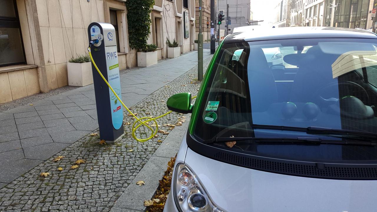 Die Verbreitung von Elektrofahrzeugen hängt entscheidend von der Verfügbarkeit von Strom ab. Hier, in Berlin Mitte, befinden sich einige solcher ungeschützen Elektrotankstellen von RWE, an denen die Fahrzeuge vorzugsweise nachts aufgeladen werden können. Aufgenommen in Berlin am 26.10.2015