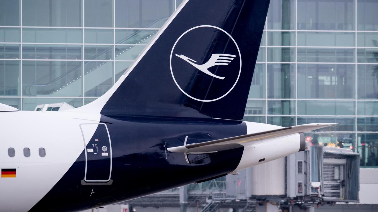 Ein Airbus A321 mit dem neuen Logo der Lufthansa auf der Heckflosse steht am Flughafen München.