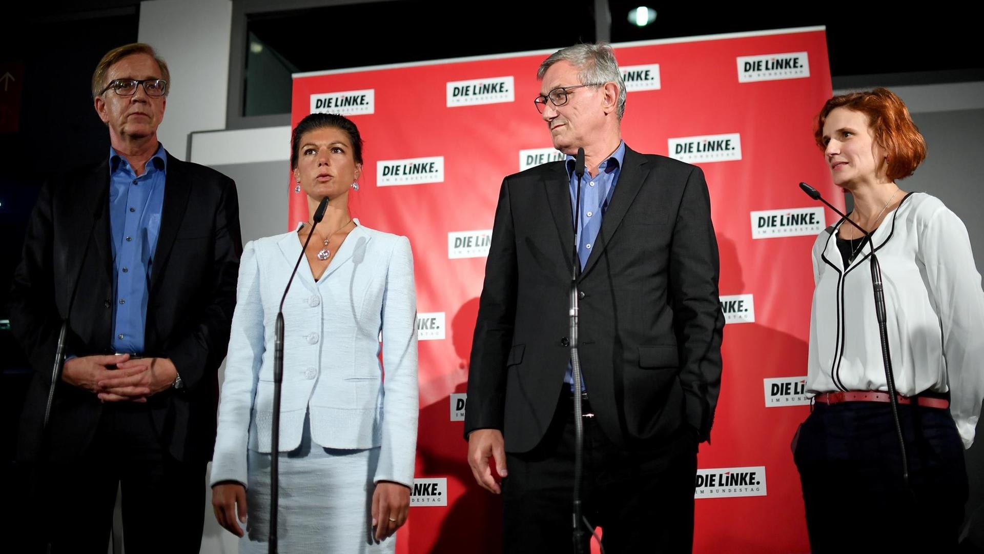 Dietmar Bartsch, Sahra Wagenknecht, Bernd Riexinger und Katja Kipping sprechen am 17.10.2017 in Potsdam (Brandenburg) nach dem ersten Tag der Fraktionsklausur der Linken zu den Journalisten.
