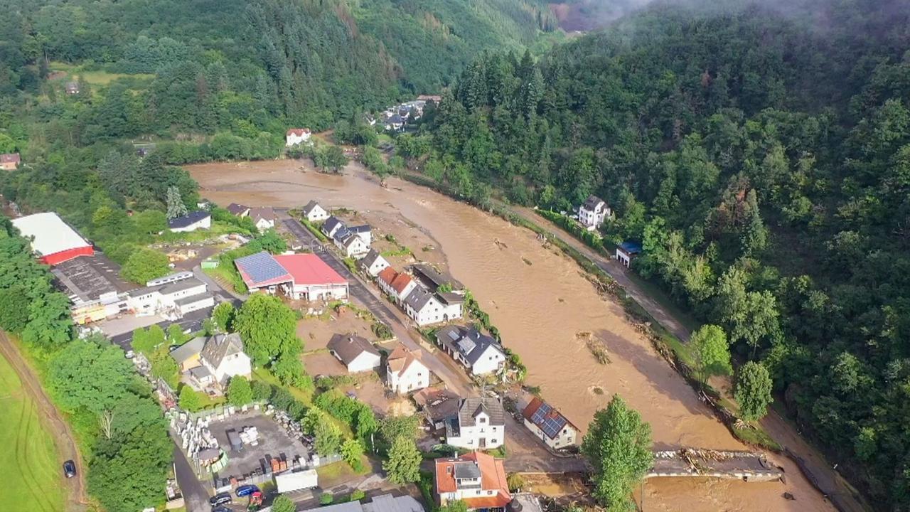 Rheinland-Pfalz, Schuld: Die mit einer Drohne gefertigte Aufnahme zeigt die Verwüstungen die das Hochwasser der Ahr in dem Eifel-Ort angerichtet hat. 