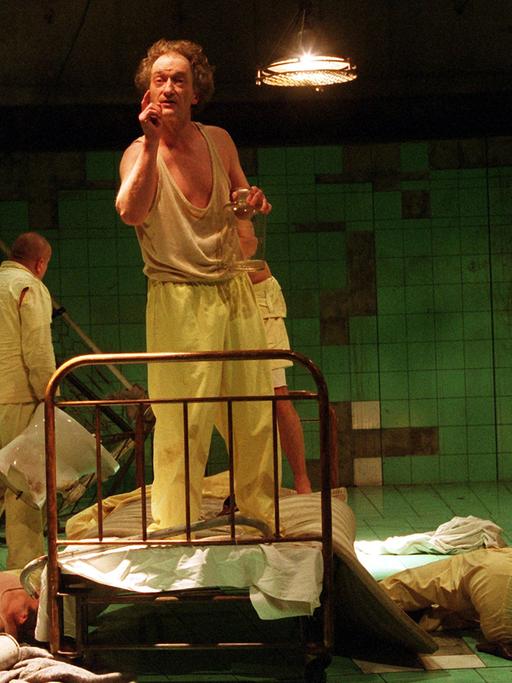 Eine Szene aus dem Stück "Die Walpurgisnacht oder Die Schritte des Komturs" von Wenedikt Jerofejew, inszeniert von dem Ungarn Arpad Schilling an der Berliner Schaubühne 2002