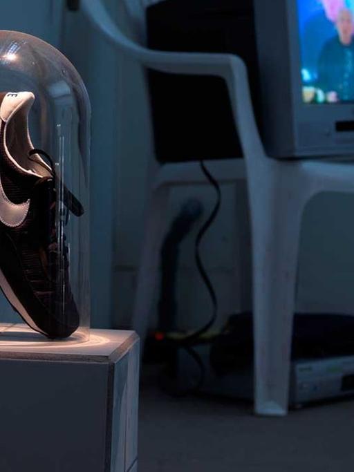 In der Ausstellung "Märtyrermuseum" ist die Rekonstruktion eines Schuhes, der von einem der Teilnehmer des Massensuizids der religiösen Bewegung "Heaven‘s Gate" 1997 getragen wurde, zu sehen. Die Schau wurde zuerst in Kopenhagen im Jahr 2016 gezeigt.
