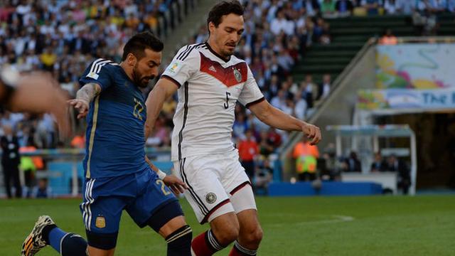 Mats Hummels im Duell mit einem argentinischen Spieler.
