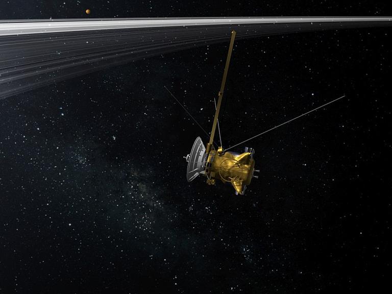 Die Raumsonde Cassini durchquert während des Grand Finale die Ringebene in den schmalen Lücke zwischen der Innenkante der Saturnringe und den Wolken der Saturnatmosphäre.