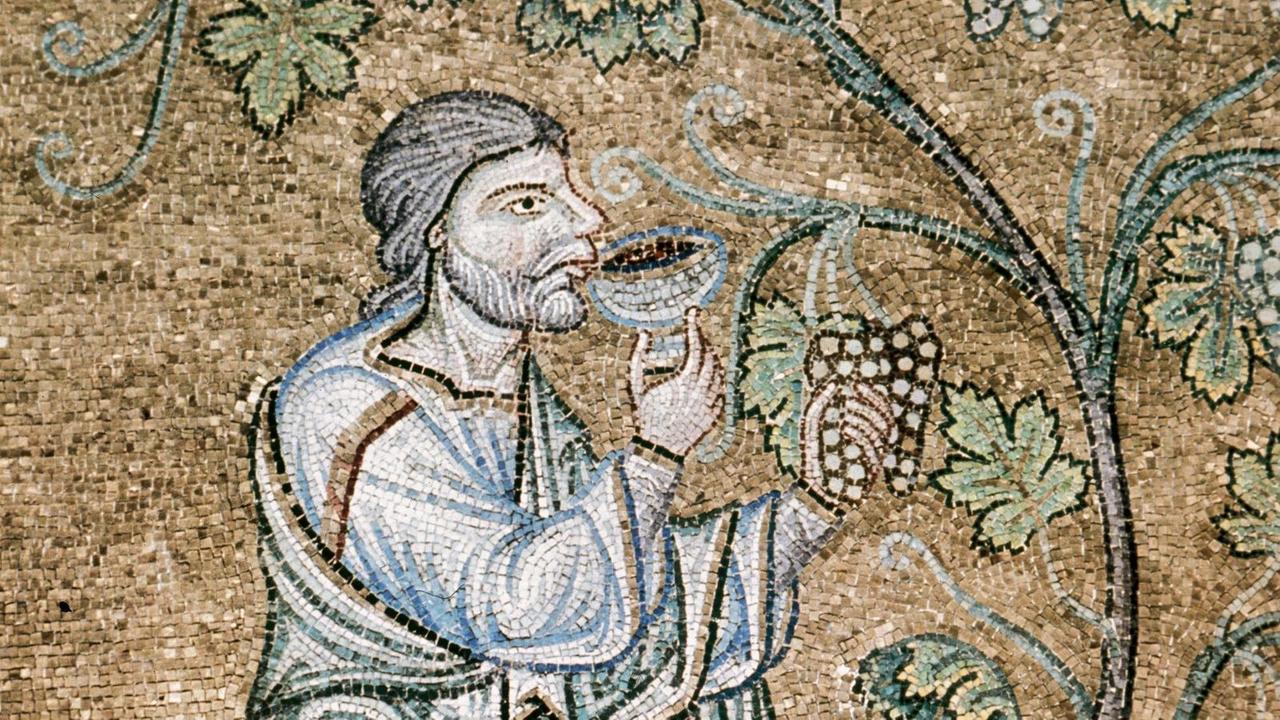 Byzantinisches Mosaik mit dem Moriv einer Weinrebe und Noah, der danaben kniet und einen Kelch mit Wein zum Mund führt.