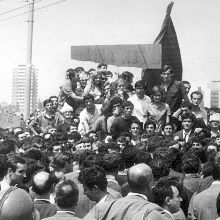 Auf einer Kundgebung am Pfingstmontag, den 03.06.1968, im Universitätviertel in Belgrad in Jugoslawien fordern Studentenführer eine Hochschulreform