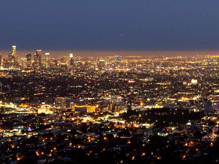 Los Angeles leuchtet bei Nacht, aufgenommen vom Griffith Obervatory.