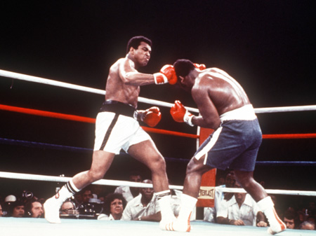 Muhammad Ali kämpft 1975 gegen Joe Frazier im "Philippine Coliseum" in Manila um den WM-Titel im Schwergewicht