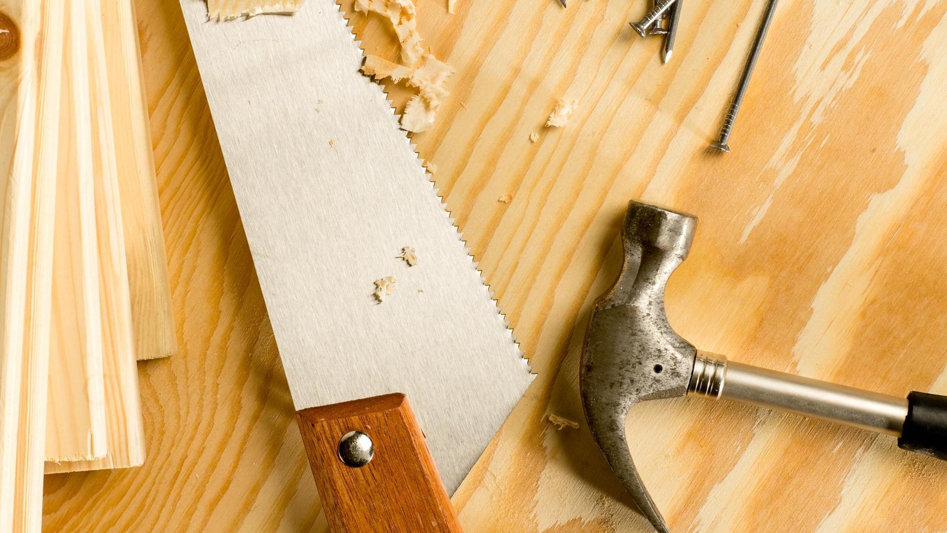 Säge, Hammer, Nägel: Werkzeuge für die Holzbearbeitung