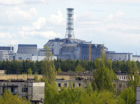 Verlassene Gebäude vor dem Atomkraftwerk Tschernobyl nahe der ukrainischen Stadt Prypjat an der Grenze zu Weißrussland