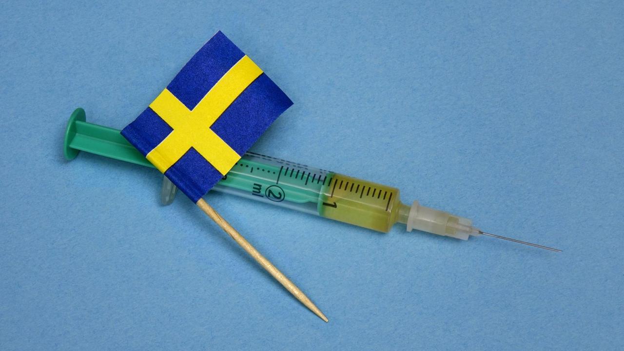Auf einer Spritze liegt ein Faehnchen von Schweden.