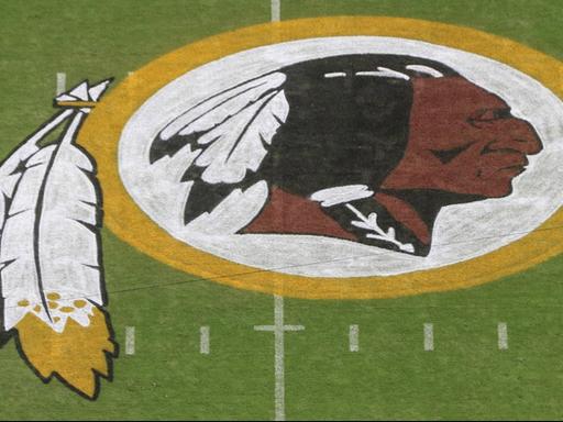 Totale des Logos der Washington Redskins im Mittelfeld vor einem NFL-Spiel mit den Washington Redskins auf dem FexEx Field